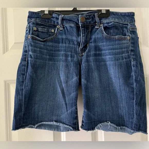 Women’s American Eagle rough hem blue jean shorts, size 10, 5 pockets denim - Picture 2 of 6